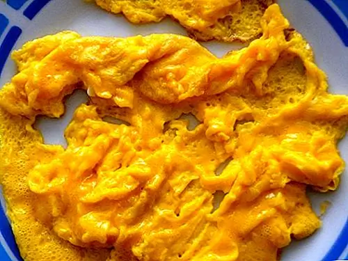 Куриные яйца содержат много аминокислот и питательных веществ, в которых нуждаются ваши утки. Фактически, девять из аминокислот, содержащихся в яйцах, не могут вырабатываться организмом. Яйца также содержат протеин самого высокого качества из любой пищи и железо с высокой усвояемостью. Они также помогают улучшить зрение, здоровье мозга и сохранение памяти. Мои утки предпочитают их омлет.