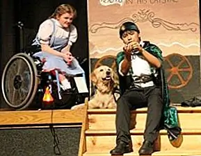 Мера всматривается в хрустальный шар профессора Марвела, чтобы увидеть будущее. (Фото TAPinto.net)