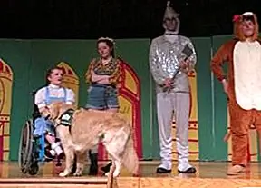 Датчик сияет в центре внимания вместе с Эрин и остальными актерами. (Фото Эрика Бишоффа)