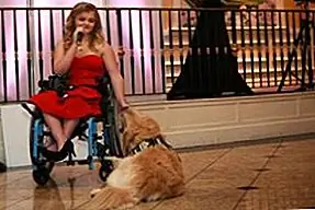 Эрин Бишофф и Гауге исполняют песню в Il Villaggio во время сбора средств для Детского фонда Микки для служебных собак. (Фото Анн-Мари Карузо / NorthJersey.com)