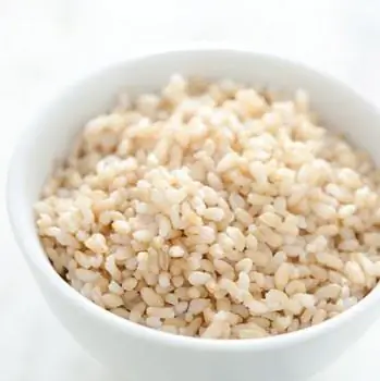 Овес и коричневый рис: полезные цельнозерновые продукты, которые может съесть ваша собака