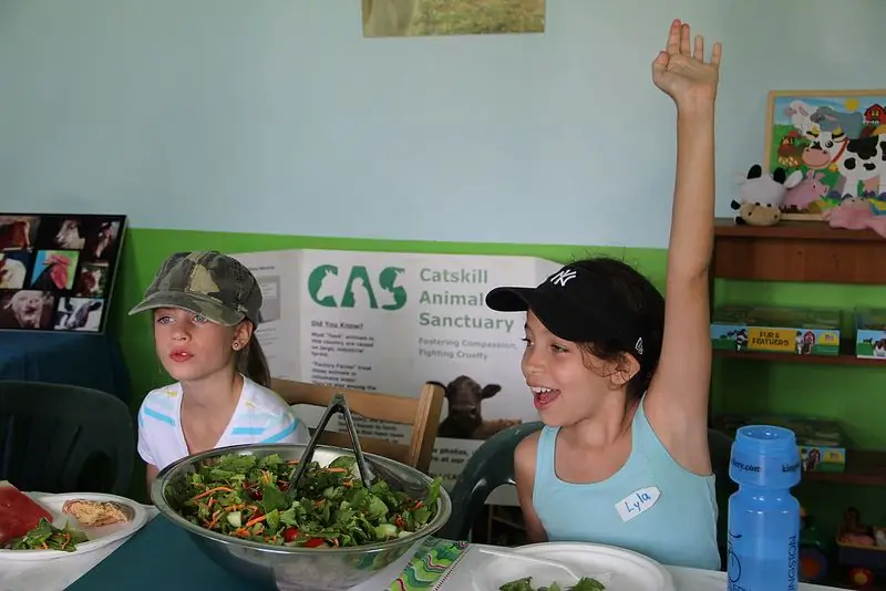 Camp Kindness учит детей быть милосердными образцами для подражания как другим детям, так и взрослым