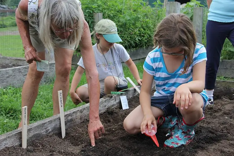 Camp Kindness учит детей быть милосердными образцами для подражания как другим детям, так и взрослым