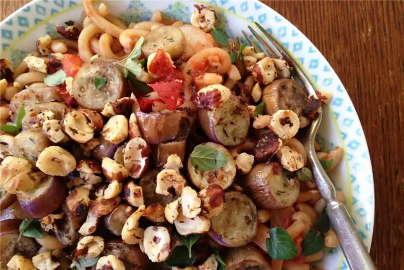 Жареная паста с фундуком и баклажанами [для веганов]