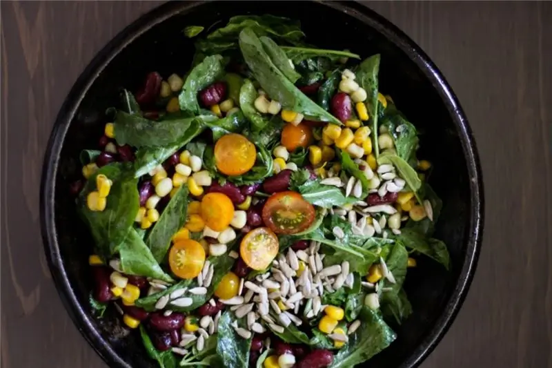 Салат из рукколы, базилика, сладкой кукурузы, красной фасоли и лимона - + - Специи - 1200x800