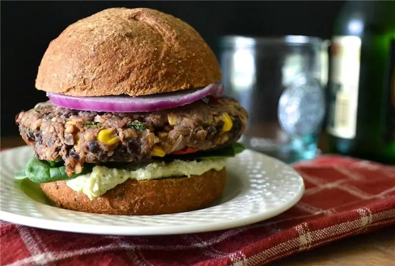 Бургер с черной фасолью, кукурузой и грецкими орехами