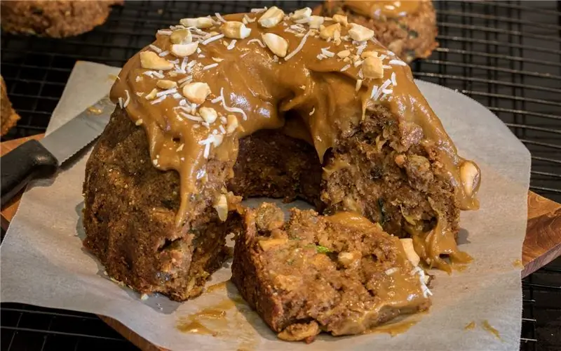 Веганский фруктовый торт из моркови и цукини с жареной карамелью из кешью