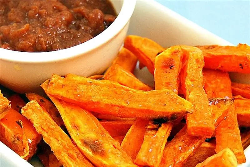 Запеченный картофель фри из сладкого картофеля с корицей и яблочным финиковым маслом [веганский, без глютена]