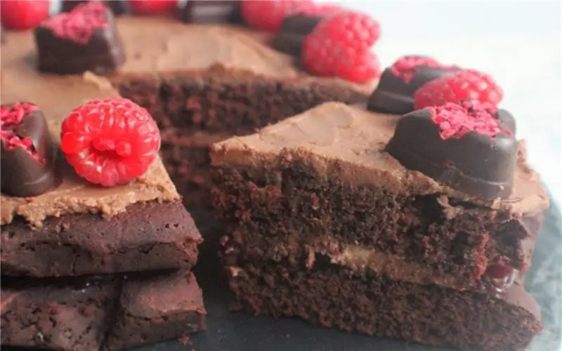 Шоколадно-малиновый свекольный пирог