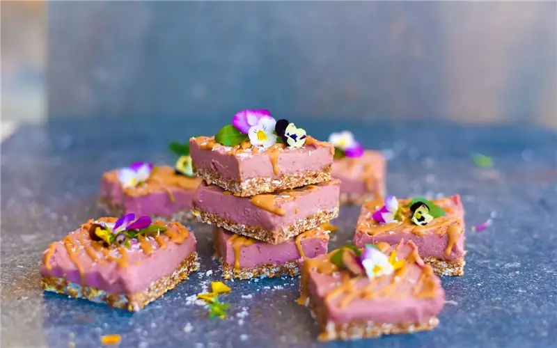 Сырые малиновые чизкейки