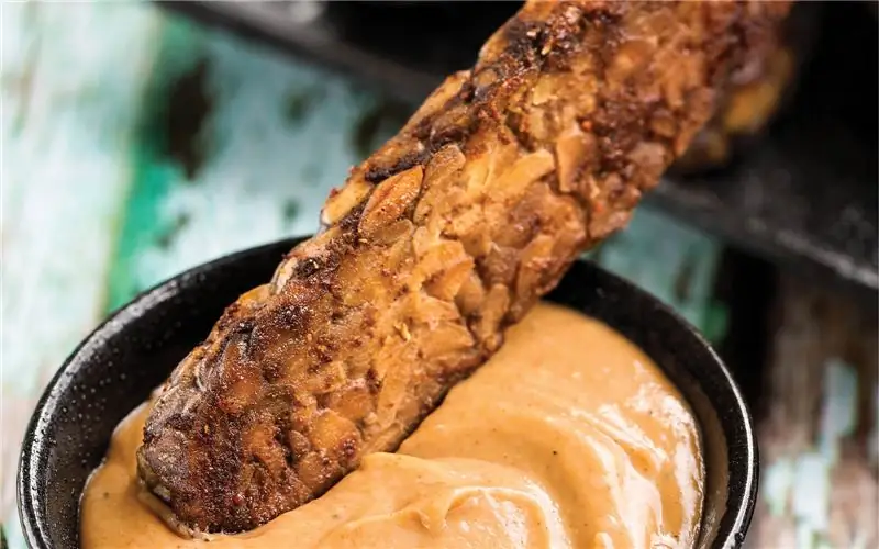 Веганский картофель фри в темпе с арахисовым соусом сатай