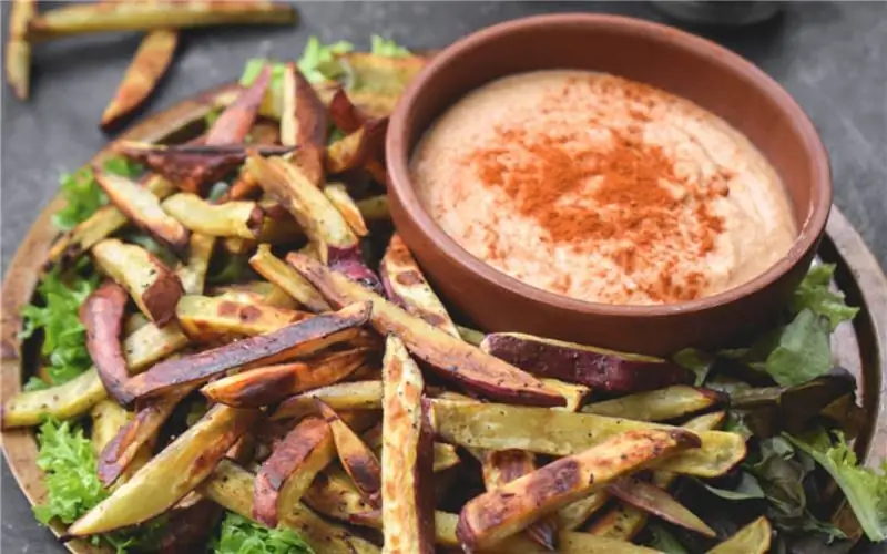 Веганский жареный картофель из ямса без глютена с острым хумусом и салатом