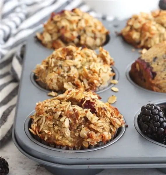 Ежевичные маффины с кокосовой овсянкой штрейзель