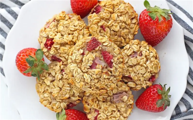 Веганская овсяная каша без глютена, запеченная с клубникой и бананом, без сахара, со свежей клубникой