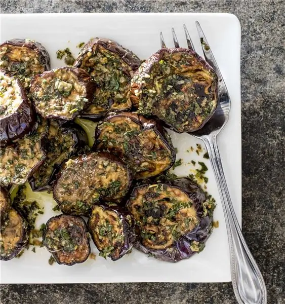 Веганские маринованные баклажаны с каперсами и мятой