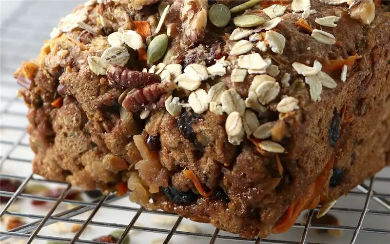 Буханка завтрака с орехами и фруктами Буханка завтрака с орехами и фруктами