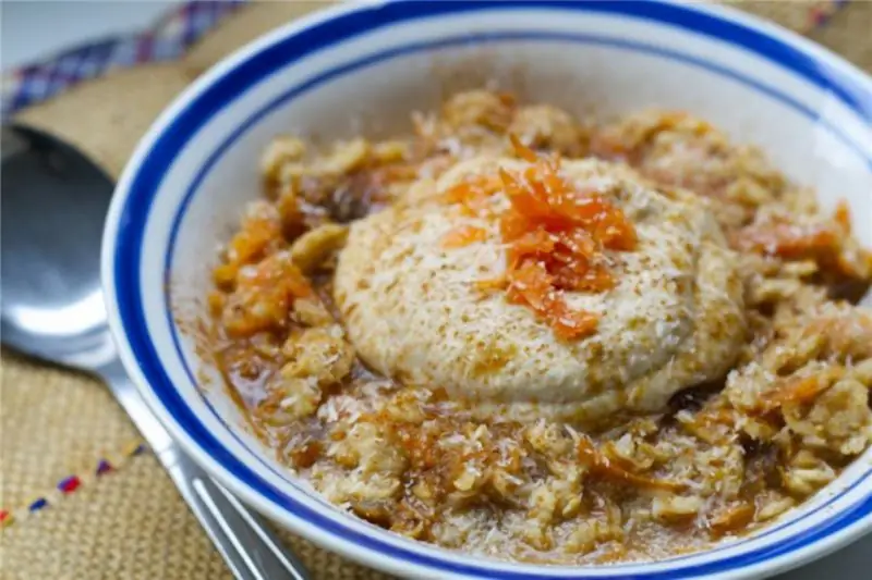 Овсяная каша с морковным пирогом и кремом из кешью со специями имбиря