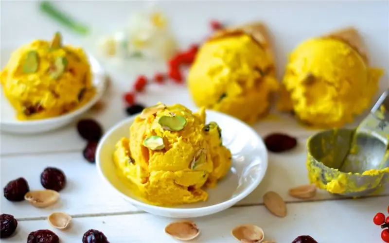 Мороженое с шафраном и фисташками