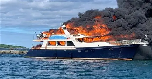 2 собаки и их хозяева застряли в горящей лодке: они прыгают в воду, чтобы спастись