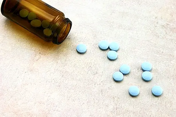 Кошки часто испытывают некоторую болезненность и незначительный дискомфорт в течение 24-36 часов после операции. Ветеринары обычно дают кошкам инъекцию боли длительного действия после операции; большинство кошек больше не нуждаются в лекарствах. Никогда не давайте препарат для лечения боли в кошке. Многие лекарства, в том числе содержащие ибупрофен, аспирин или ацетаминофен, могут вызывать серьезные осложнения или даже смерть. Обратитесь к ветеринару, если вы думаете, что ваш котенок нуждается в лечении боли. Следуйте инструкциям своего ветеринара точно, если он назначает лекарство.