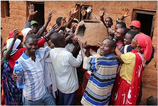 Участники единодушно приветствуют усовершенствованную кухонную плиту, одно из многих решений, определенных на семинаре Resilience Now для повышения устойчивости к изменению климата в Бурунди (Фото: Resilience Now - Флоренс Гиберт)