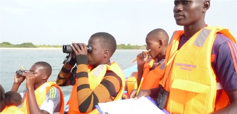 Дети, участвующие в учете водоплавающих птиц © BirdLife International Дети, участвующие в учете водоплавающих птиц © BirdLife International