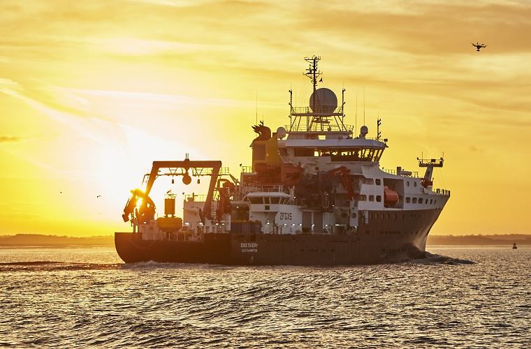 RRS Discovery прибывает на общественное мероприятие NERC Into the Blue в Ливерпуле, 2016 г. © Национальный центр океанографии RRS Discovery прибывает на общественное мероприятие NERC Into the Blue в Ливерпуле, 2016 г. © Национальный центр океанографии