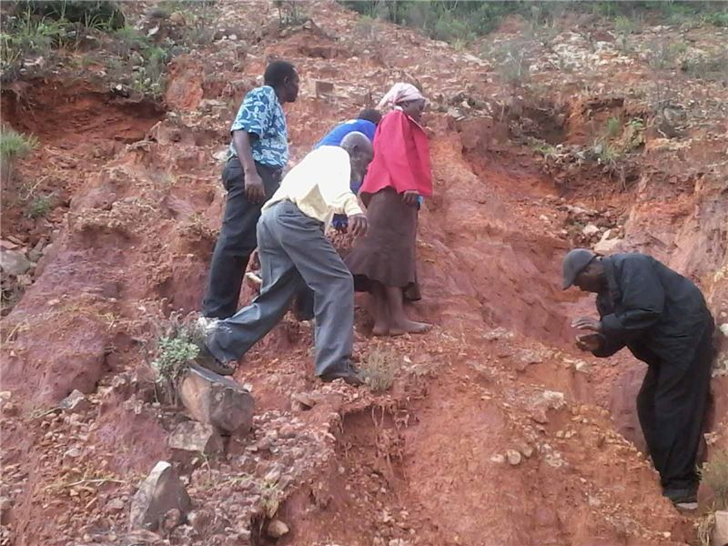 TSURO Глава деревни Хангани и старейшины осматривают водоразделы, нуждающиеся в восстановлении © TSURO TSURO Глава деревни Хангани и старейшины осматривают водоразделы, нуждающиеся в восстановлении © TSURO