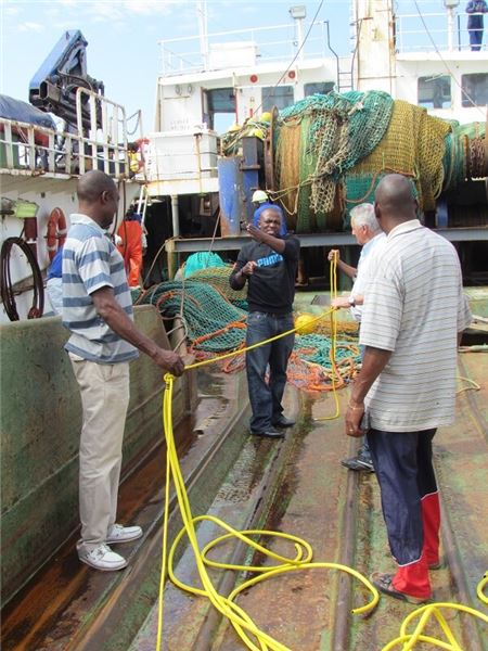 Оперативная группа по альбатросам вводит в Намиби линии для отпугивания птиц © KondjAmutenya
