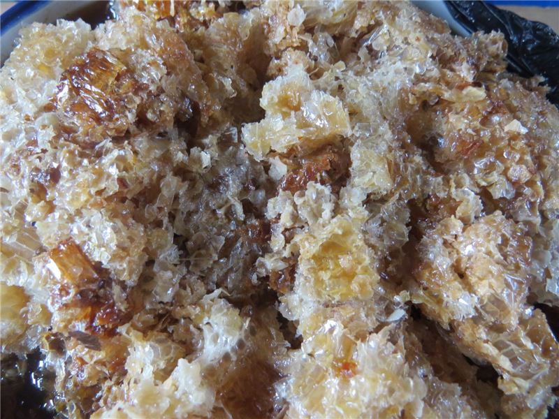 Местные женские группы обучаются пчеловодству © NATURAMA Местные женские группы обучаются пчеловодству © NATURAMA