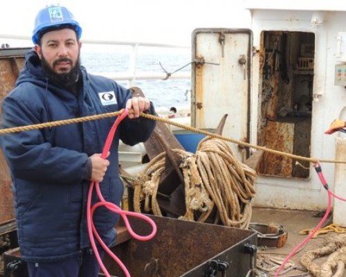 Сотрудники Aves Argentinas демонстрируют рыбакам меры по защите птиц © Albatross Task Force Сотрудники Aves Argentinas демонстрируют рыбакам меры по защите птиц © Albatross Task Force