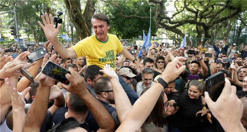 Кандидат в президенты Бразилии Жаир Болсонару на митинге © Antonio Scorz / Shutterstock Кандидат в президенты Бразилии Жаир Болсонару на митинге © Antonio Scorz / Shutterstock