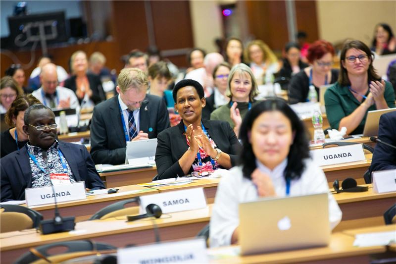 Делегаты CMS COP 13 аплодируют подписанию Гандинагарской декларации © Franz Dejon / IISD Делегаты CMS COP 13 аплодируют подписанию Гандинагарской декларации © Franz Dejon / IISD