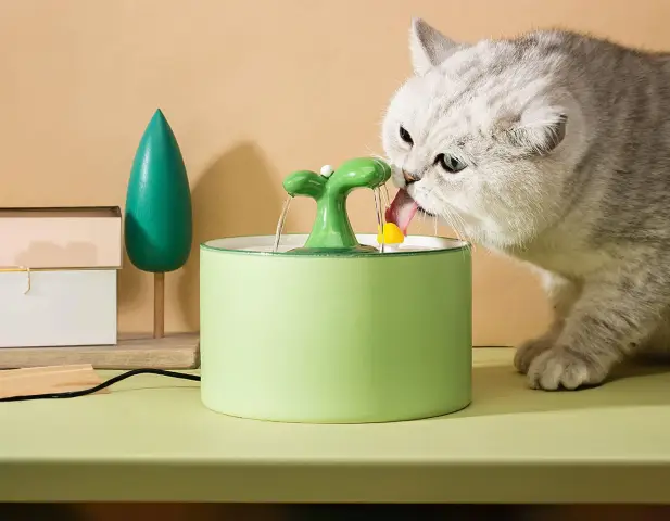 Животное, которое никогда не пьет воду.