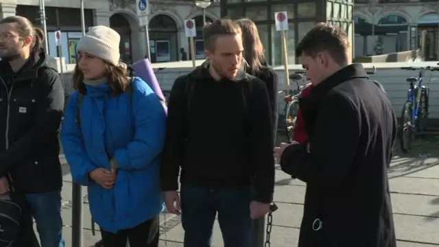 Приготовьтесь к растрескиванию: пять бульдогов плуют через тяжелый снег