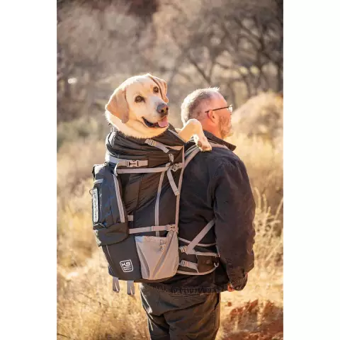 Зефир и ее человеческий тест K9 Sport Sack Dog Carrier