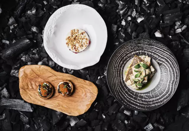 «Лучший шеф-повар» Победитель Ричард Блейс дает команду шеф-повара на кошачью еду