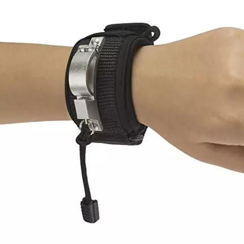 Liberty Wristband заявляет о бесплатных прогулках - обезьяна кладет ее на тест