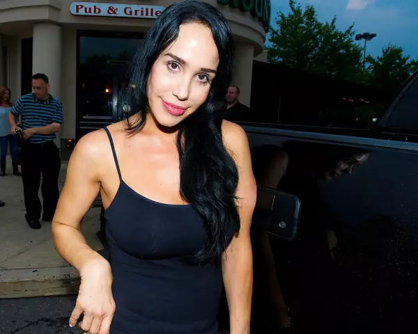 Octomom для команды с PETA на Spay / Neuter Campaign