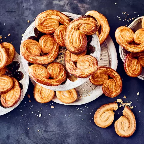 Уши свиней и щенков