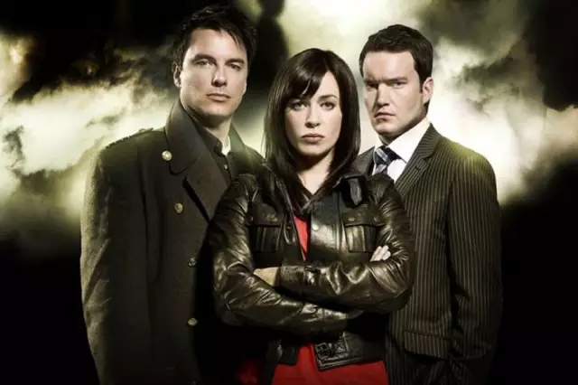 Torchwood Star Джон Барроумен принимает Джека Рассела Терьера Капитана Джека
