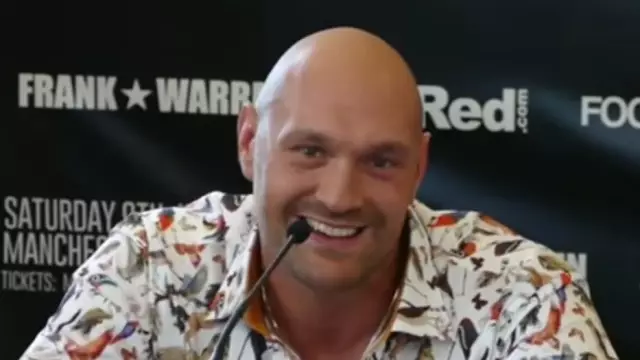 Британский боксер Билли принимает заброшенную детскую козлиную лилию