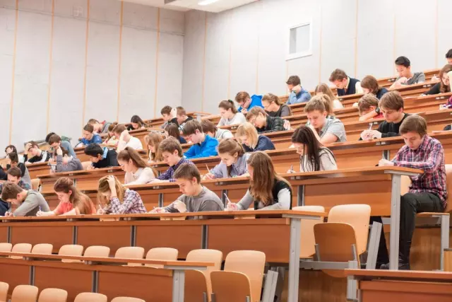 Вашингтонские подростки-подростки учатся ухаживать за собаками