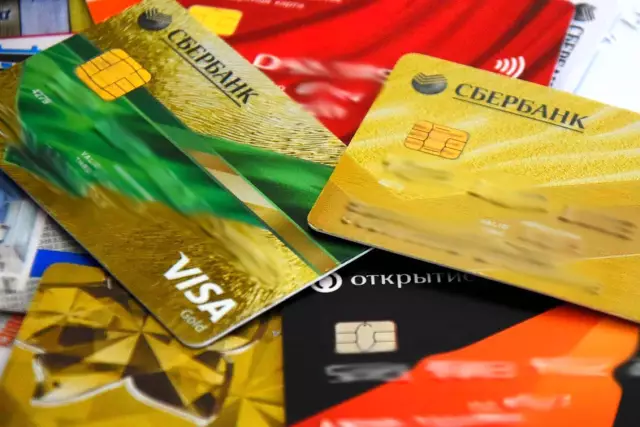 WE Телеведущий Пегги Бункер сражается Экс-Существенный Другой более двух западных горных белых терьеров, Баркли и Уиллиса