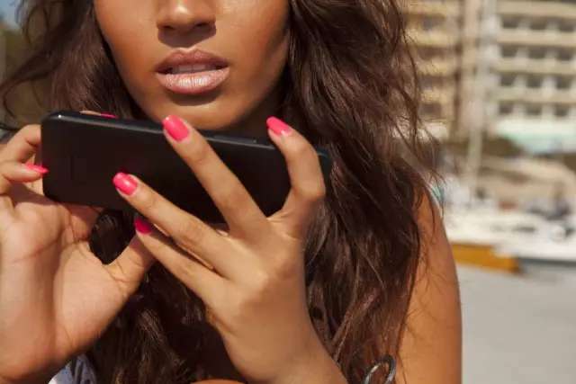 Использование сотового телефона и обмен текстовыми сообщениями с использованием оптимального ухода