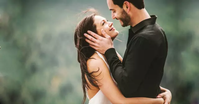 Какая любовь выглядит: мужчина и кот плавают в безопасности в Альберте, Канада, наводнение