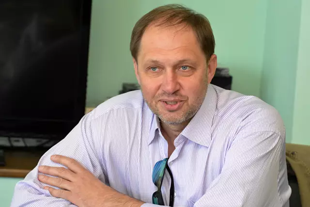 Мы говорим «Расследовать это!». Истории различаются после того, как офицер полиции по оффлайнам стреляет в яму
