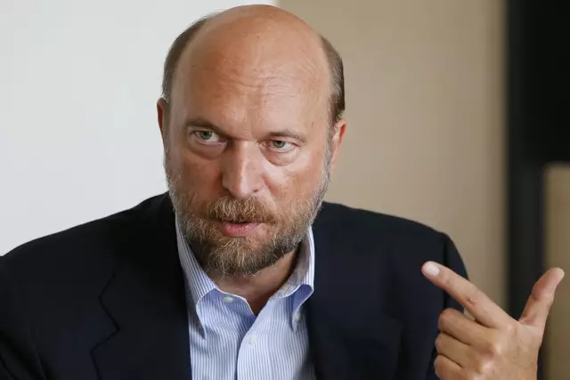 Тайная собака пятнистая в трех местах вдоль шоссе США 101