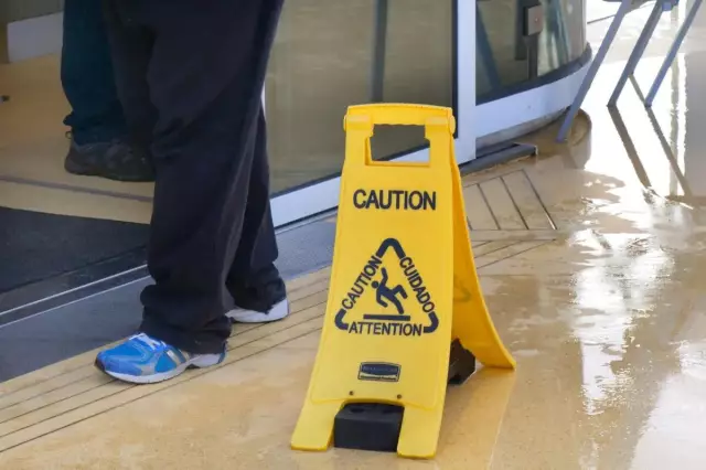 Человек проскальзывает в Dog Poo, Sues за 1 миллион долларов