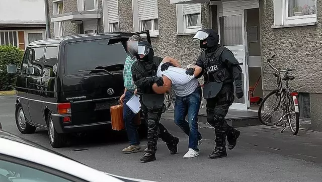 Человек, арестованный в сердце из стекла